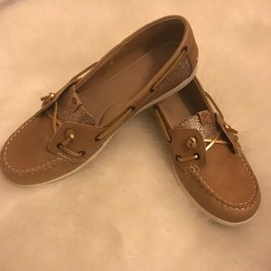 Sperry Topsider leather boat shoes.